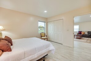 2 عدّة غرف نوم وخدمة الإنترنت وملاءات أسرّة