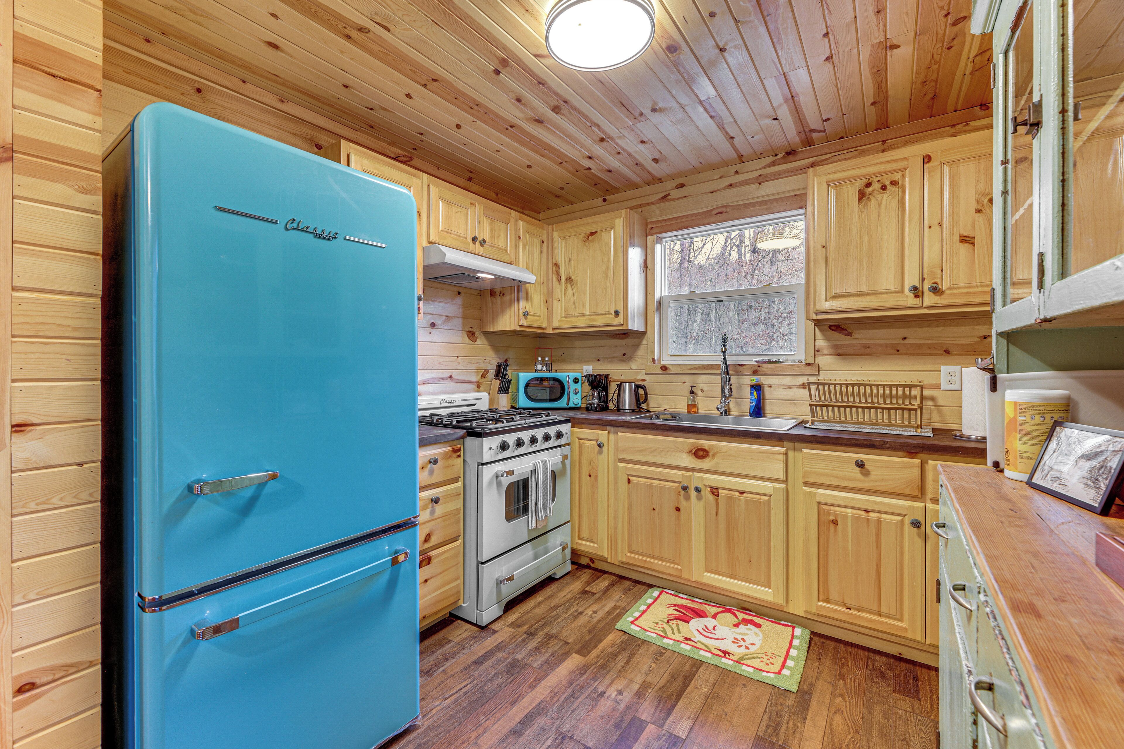 Kylskåp, mikrovågsugn, spishäll och kaffe- och tebryggare