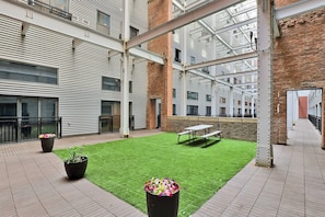 Outdoor dining - DT Cleveland 1BR 1Bath Walking Distance to Stadiums & East 4th Str. Rooftop View (Cleveland)