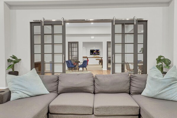 TV - DT Cleveland 1BR 1Bath Walking Distance to Stadiums & East 4th Str. Rooftop View (Cleveland)