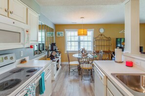 Fridge, microwave, stovetop, dishwasher - Golfer's Haven: Calabash Condo, 9 Mi to Beach (Calabash)