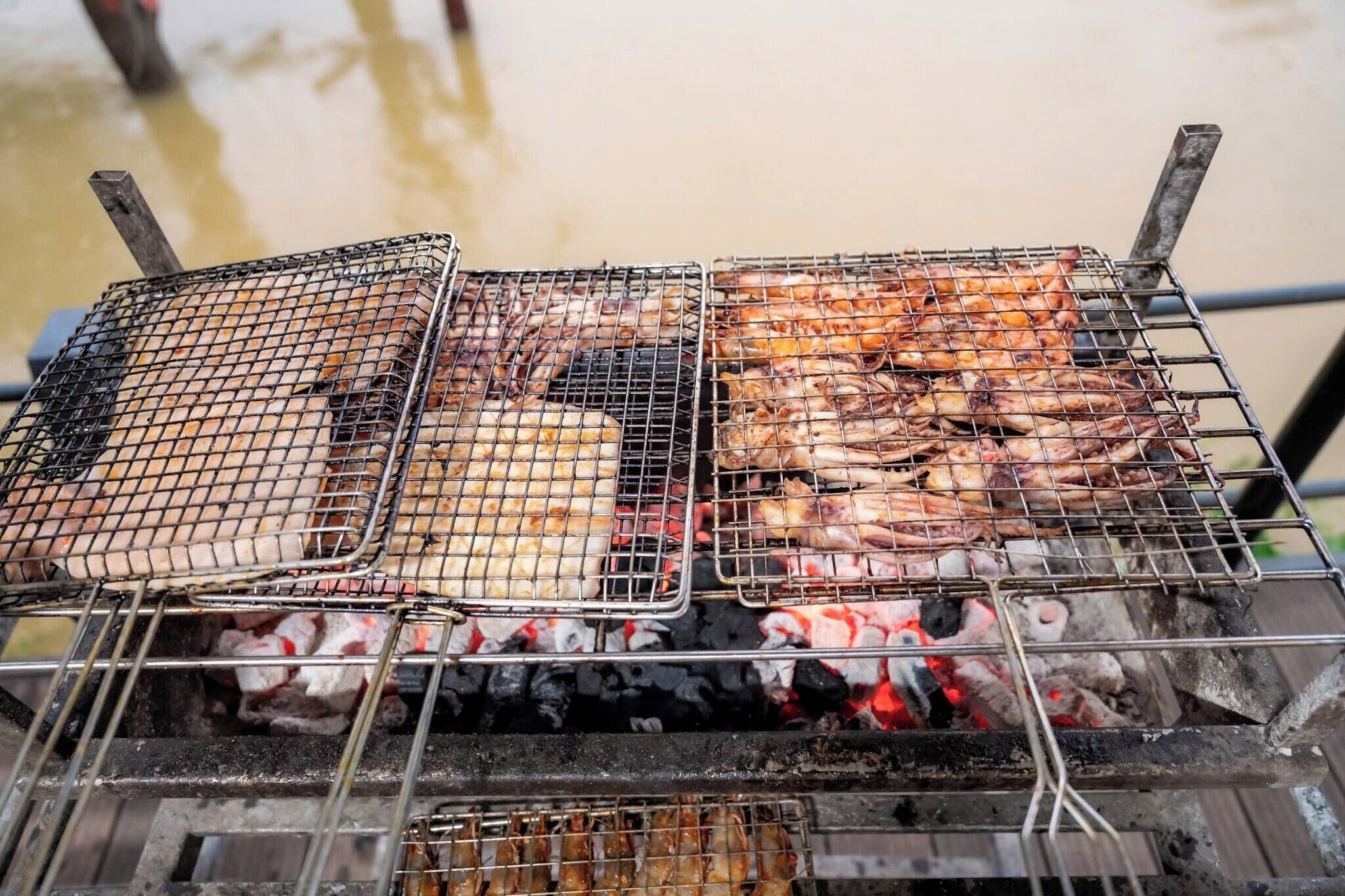 Una parrilla con diferentes carnes asándose.