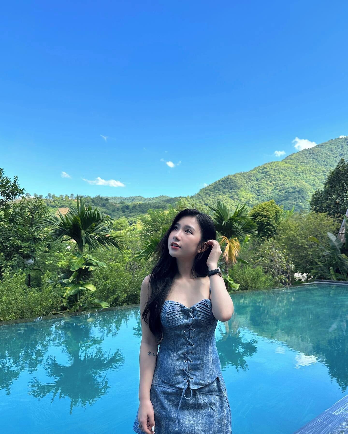 Alberca techada, alberca al aire libre y sombrillas en la alberca