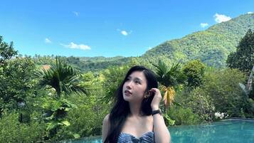 Alberca techada, alberca al aire libre y sombrillas en la alberca