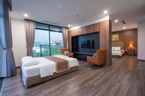 ห้องซิกเนเจอร์สวีท, ระเบียง, วิวรีสอร์ท | โต๊ะทำงาน, Wi-Fi ฟรี