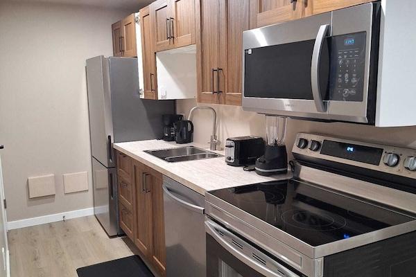 Kjøleskap, mikrobølgeovn, oppvaskmaskin og kaffetrakter/tekoker