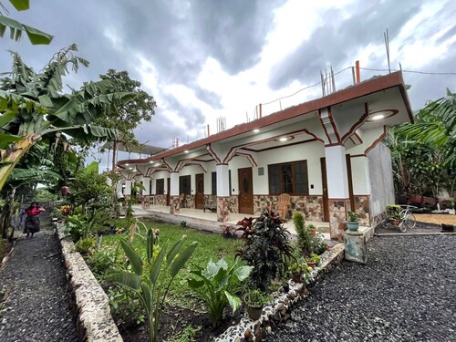 Lodging with a green area in downtown San Juan La Laguna