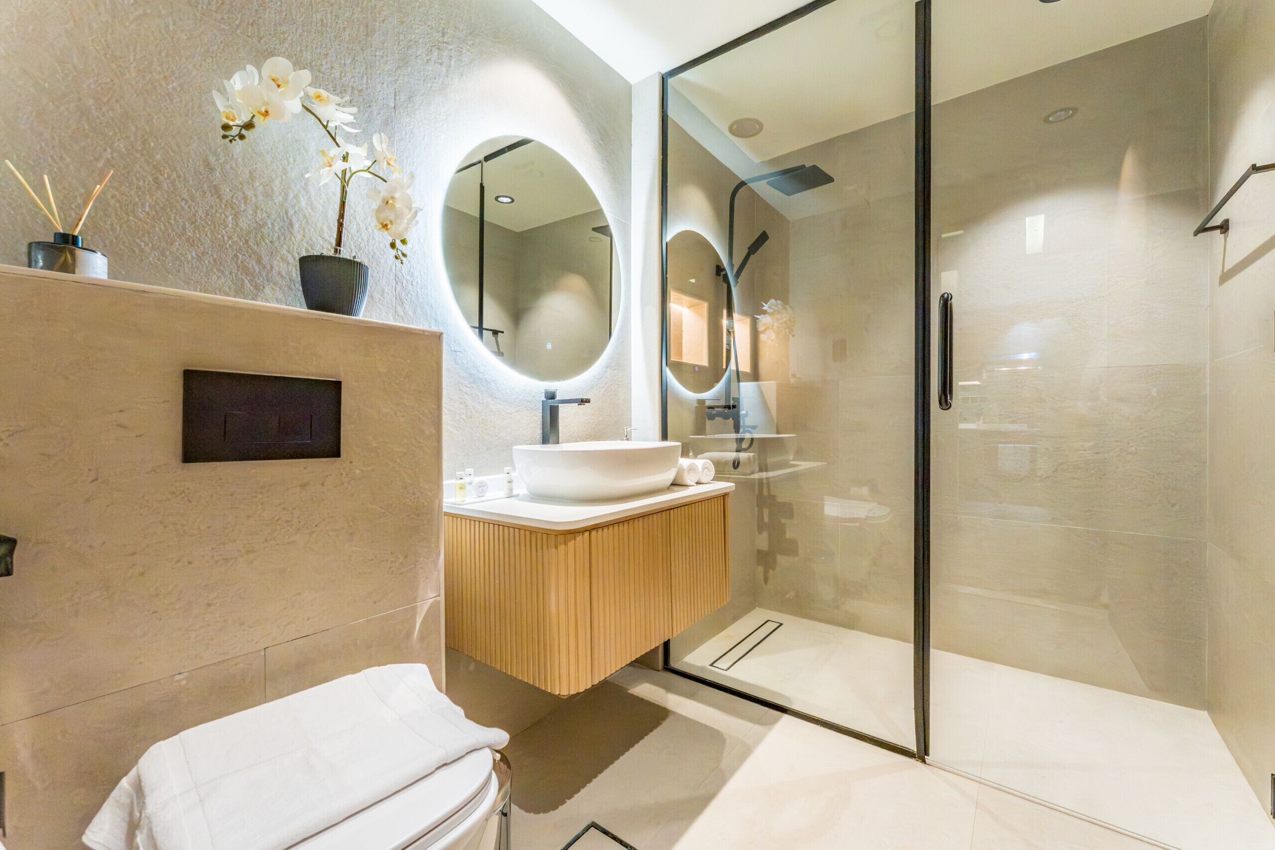 Douche, sèche-cheveux, bidet, serviettes fournies