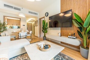 TV - Walk from Burj Khalifa and Dubai Mall, Near the Metro Station (Dubai)