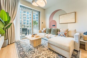 TV - Walk from Burj Khalifa and Dubai Mall, Near the Metro Station (Dubai)