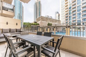 Outdoor dining - Walk from Burj Khalifa and Dubai Mall, Near the Metro Station (Dubai)