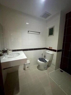In-room safe, iron/ironing board, free WiFi, bed sheets - Patong Gray House (Patong)