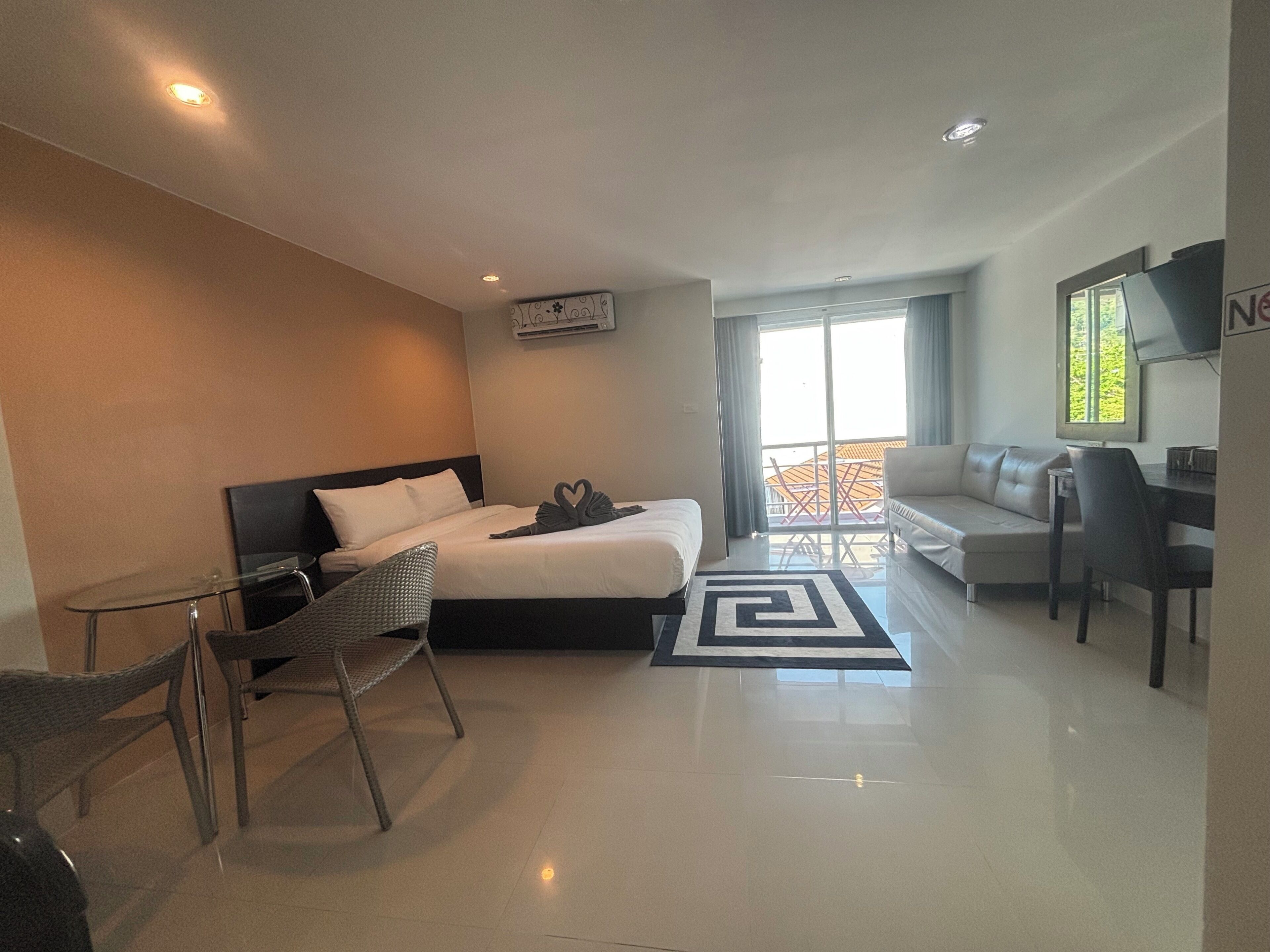 Deluxe-dobbeltværelse - balkon - byudsigt | Pengeskab på værelset, skrivebord, gratis Wi-Fi, sengetøj