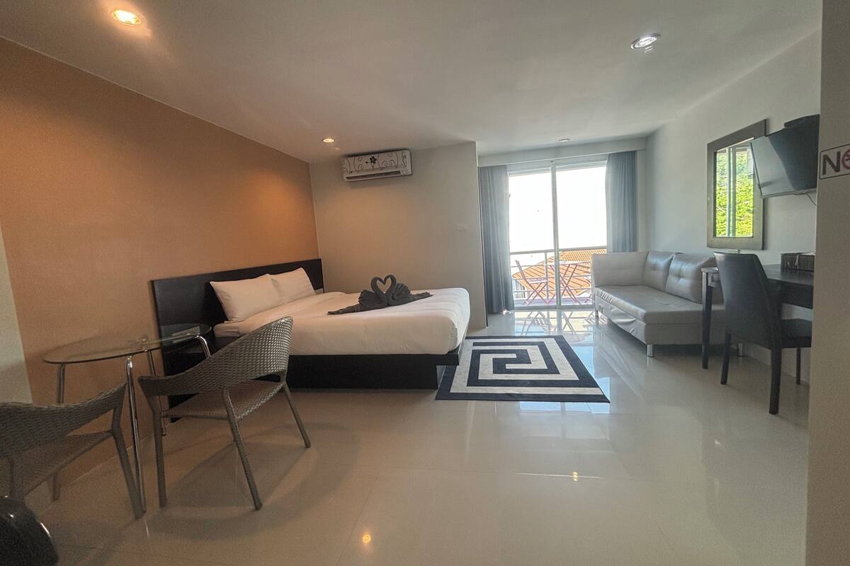 Deluxe Double Room, Balcony, City View | Peti besi dalam bilik, meja, Wi-fi percuma, cadar katil