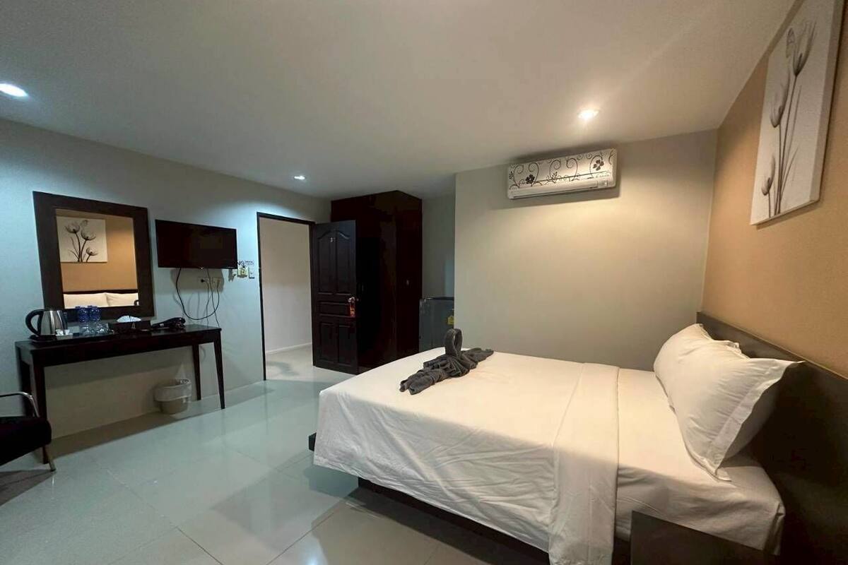 In-room safe, iron/ironing board (on request), free WiFi, bed sheets