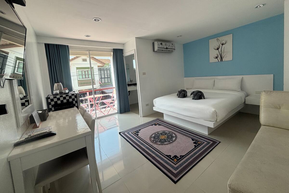 Superior Double Room, Balcony, City View | Peti besi dalam bilik, meja, Wi-fi percuma, cadar katil