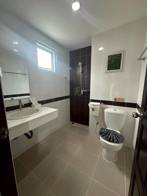 In-room safe, iron/ironing board, free WiFi, bed sheets - Patong Gray House (Patong)
