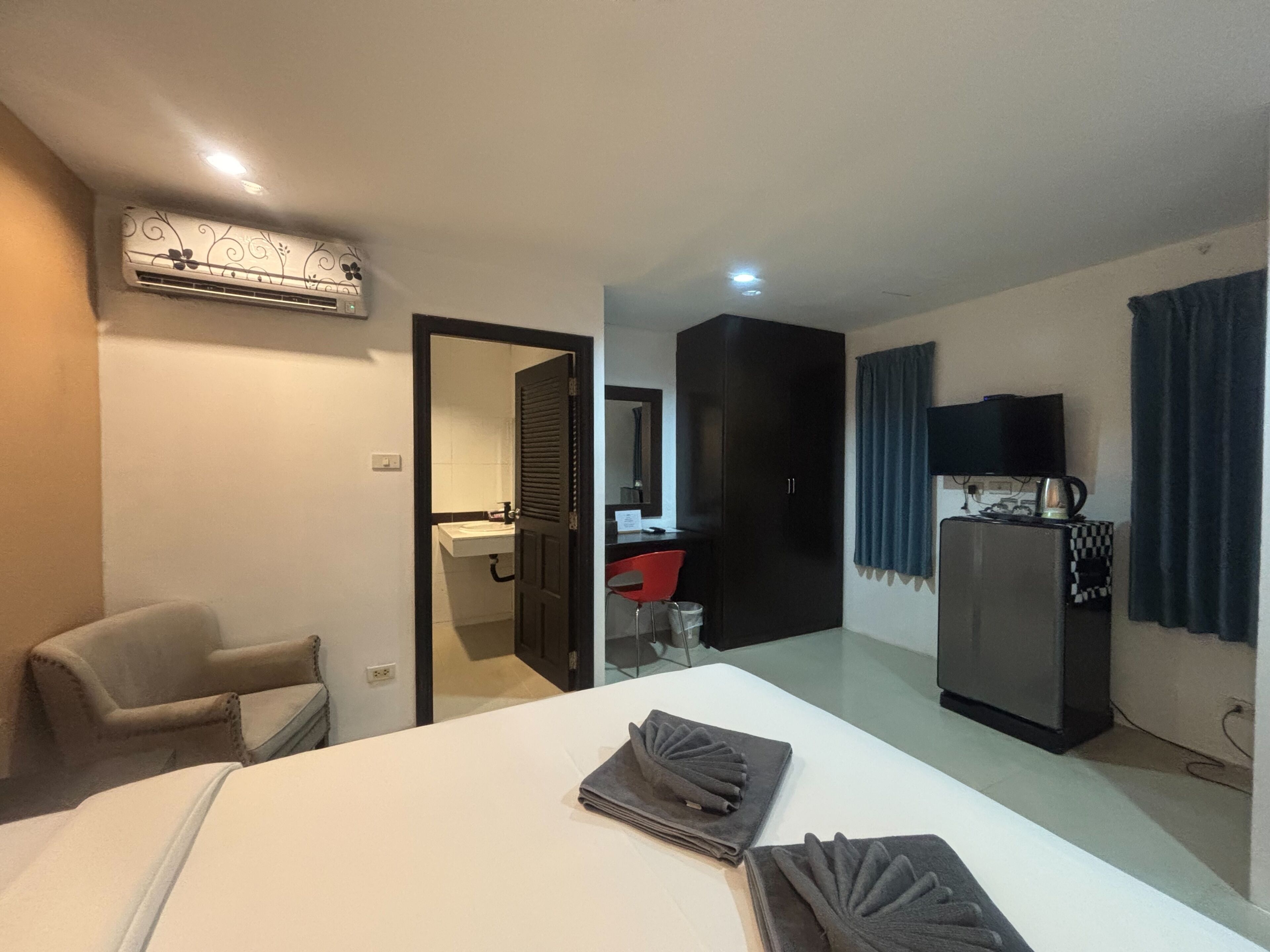 Standard-dobbeltværelse | Pengeskab på værelset, skrivebord, gratis Wi-Fi, sengetøj