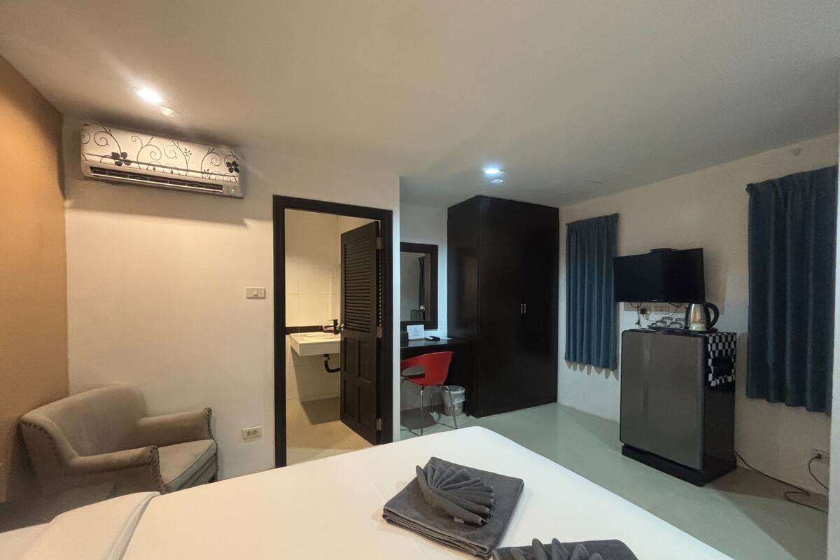 Standard Double Room | Peti besi dalam bilik, meja, Wi-fi percuma, cadar katil