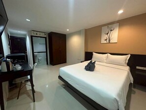 In-room safe, iron/ironing board, free WiFi, bed sheets - Patong Gray House (Patong)