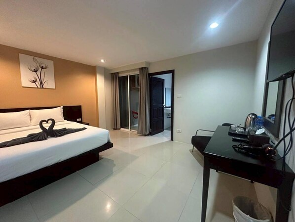 In-room safe, iron/ironing board, free WiFi, bed sheets - Patong Gray House (Patong)