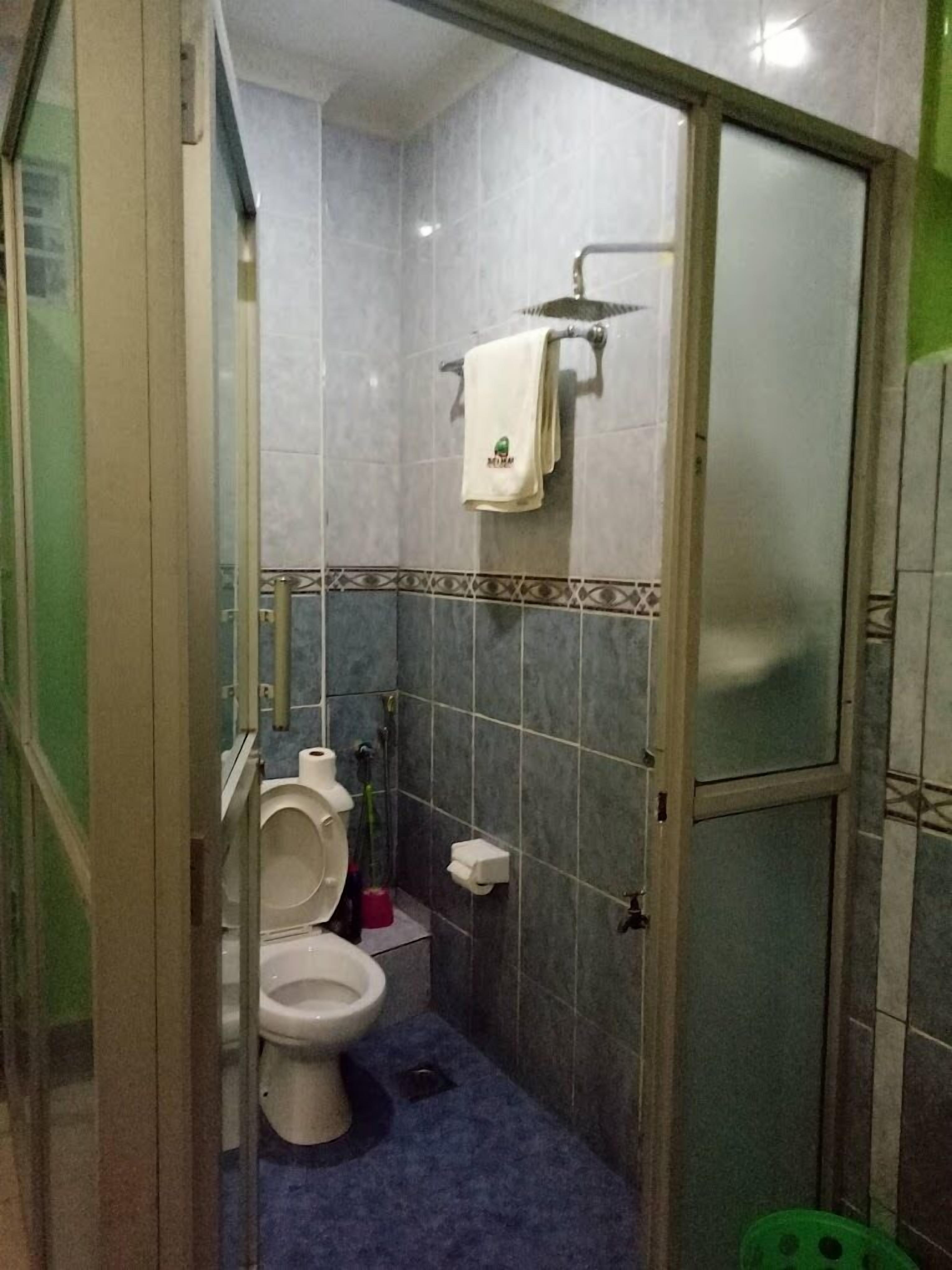 标准双人房 | 浴室 | 淋浴设施、拖鞋、毛巾、肥皂