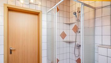 Dusche, Haartrockner, Handtücher