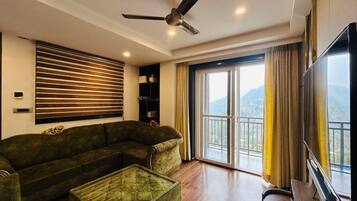 Deluxe Room, Mountain View | Living area