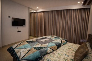 Deluxe Room, Mountain View | In-room safe, free WiFi, bed sheets - CDS Luxury Homestay Shimla (Shimla)