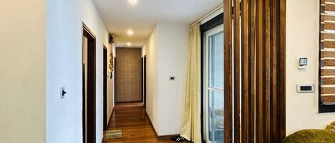 Deluxe-huone, vuoristonäköala | Oleskelualue | 32–tuumainen LCD-televisio, jossa digitaalikanavat