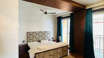 Deluxe Room, Mountain View | In-room safe, free WiFi, bed sheets