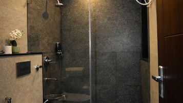 Chambre Deluxe, vue montagne | Salle de bain | Douche, articles de toilette gratuits, papier toilette