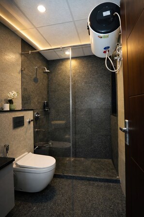 Chambre Deluxe, vue montagne | Salle de bain | Douche, articles de toilette gratuits, papier toilette