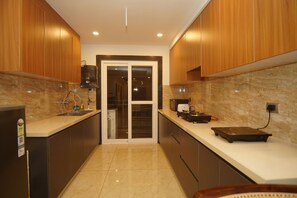 Deluxe-Zimmer, Bergblick | Gemeinschaftsküche | Kühlschrank, Mikrowelle, Ofen, Geschirrspüler