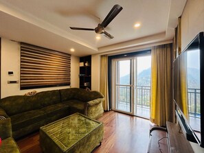 Rom – deluxe, fjellutsikt | Oppholdsområde | En 32-tommers LCD-TV med digitale kanaler