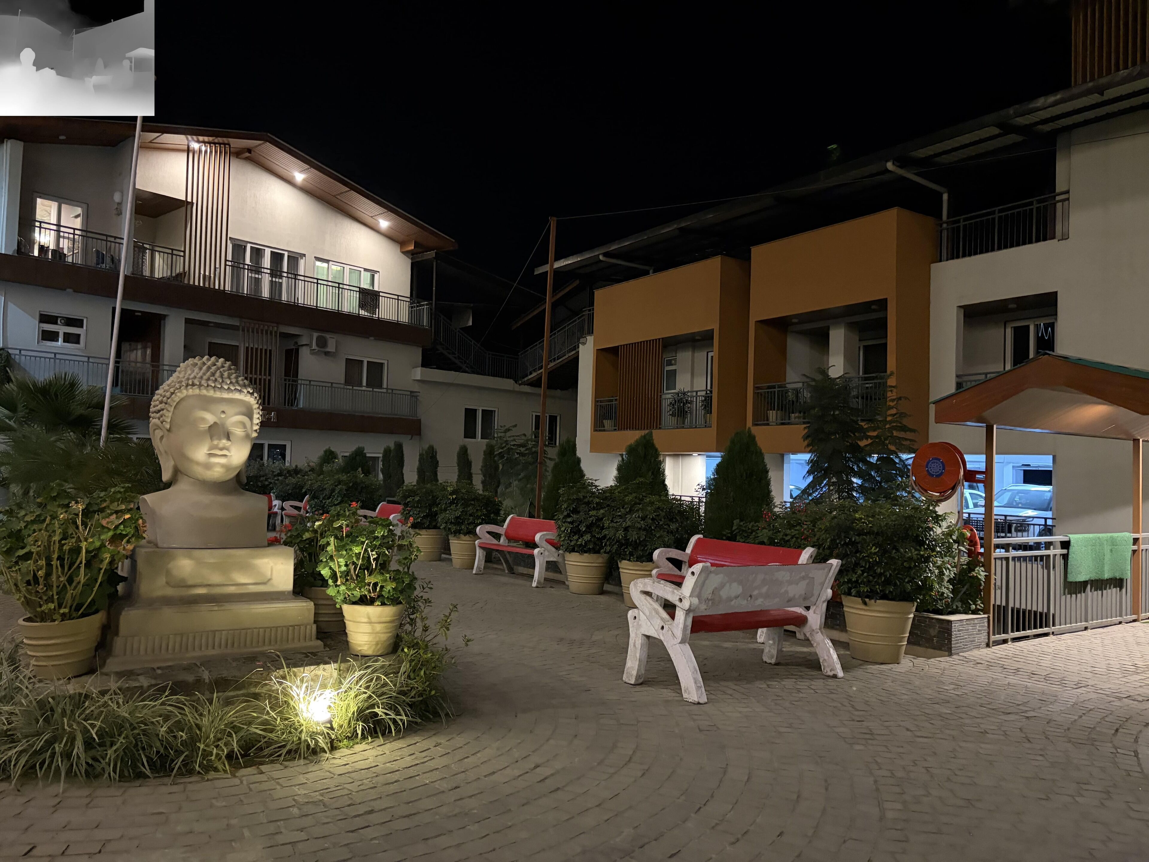 住宿正面 (夜晚)