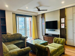 Deluxe Room, Mountain View | Living area