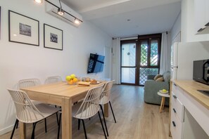 Dining - Family Friendly Apartment in Quiet Neighborhood - 20 Min from Valencia Center (València)