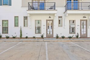 Exterior detail - NEW Steiner House • River Ranch • King • Office • Frame TV (Lafayette)