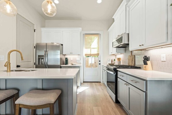 Private kitchen - NEW Steiner House • River Ranch • King • Office • Frame TV (Lafayette)