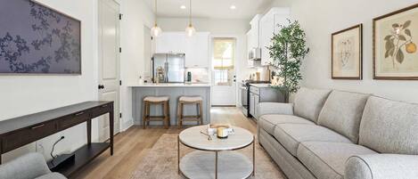 Smart-TV, bøker og kontorer