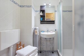 Family Studio, Mountain View (Appartamento Rifugio dei Sogni) | Bathroom | Shower, hair dryer, bidet, towels - Appartamento Rifugio dei Sogni (Pragelato)