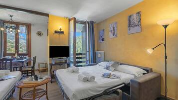 Free WiFi, bed sheets