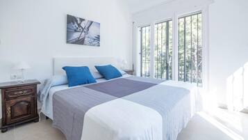 Een strijkplank/strijkijzer, reisbedje, gratis wifi, beddengoed