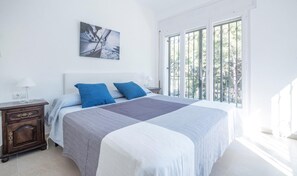 Fer et planche à repasser, lit parapluie, Wi-Fi gratuit, draps fournis