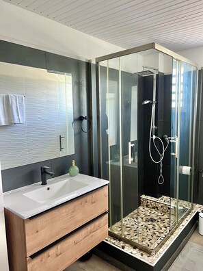 Dusche, Haartrockner, Handtücher, Seife