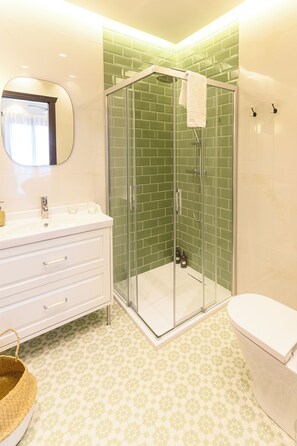 مجففات شعر، مناشف، صابون، ورق حمّام