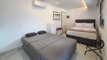 Een strijkplank/strijkijzer, wifi, beddengoed