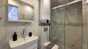 Dusche, Haartrockner, Handtücher, Seife