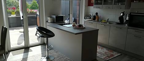 Fridge, microwave, stovetop, dishwasher